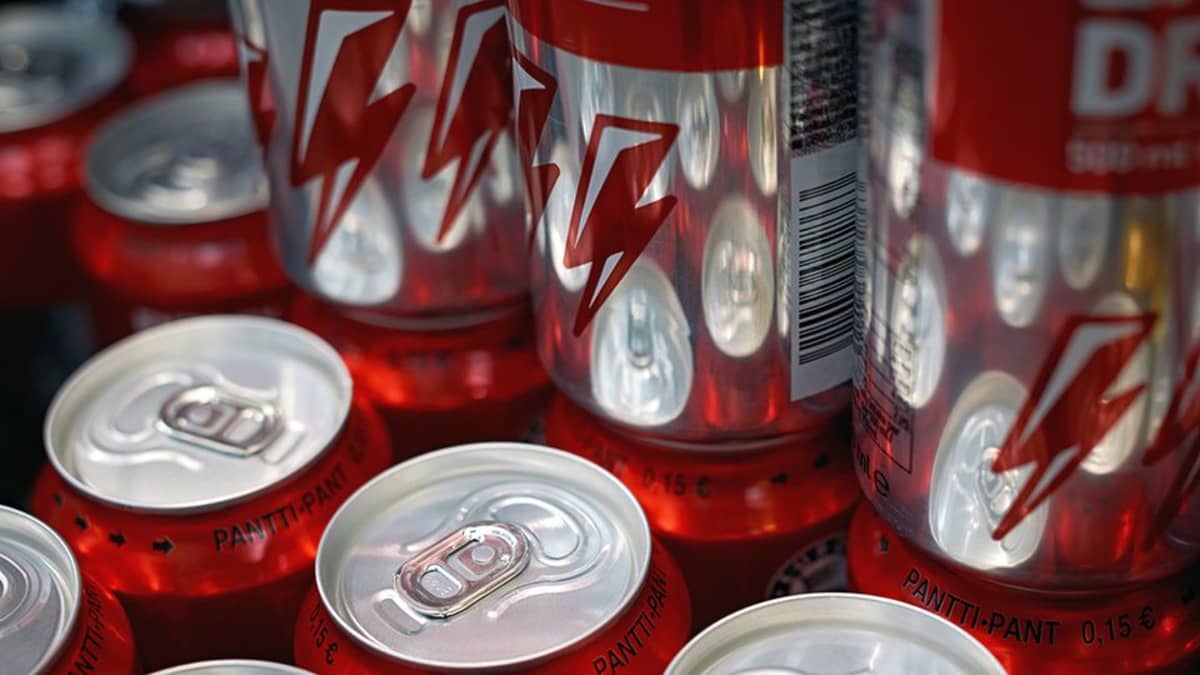 Energiajuomatölkkejä kaupan hyllyssä.