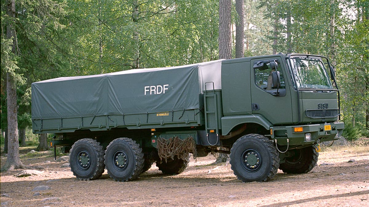 Puolustusvoimien maastokuorma-auto.