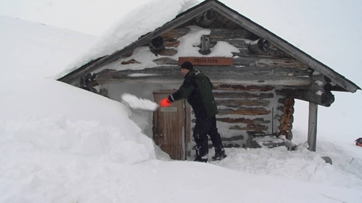 Antti Ohenoja lumitöissä Saanan päivatuvalla