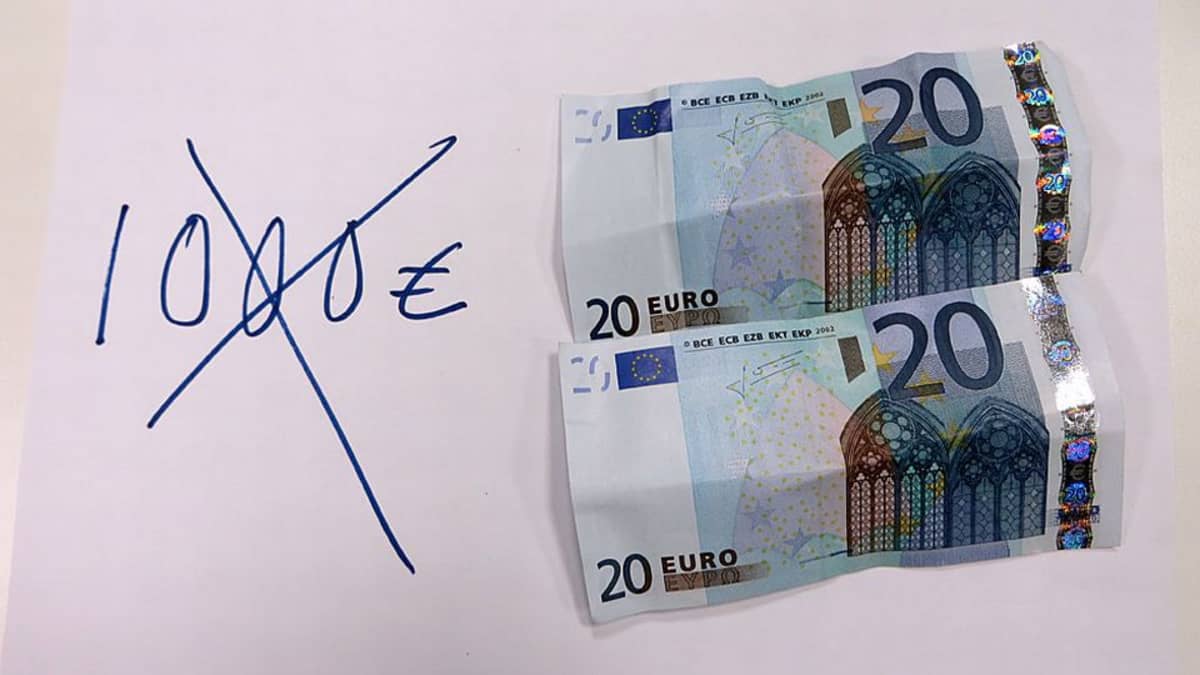Kaksi 20 euron seteliä, joiden vieressä tussilla kirjoitettu 1000 euroa ruksattu yli. 
