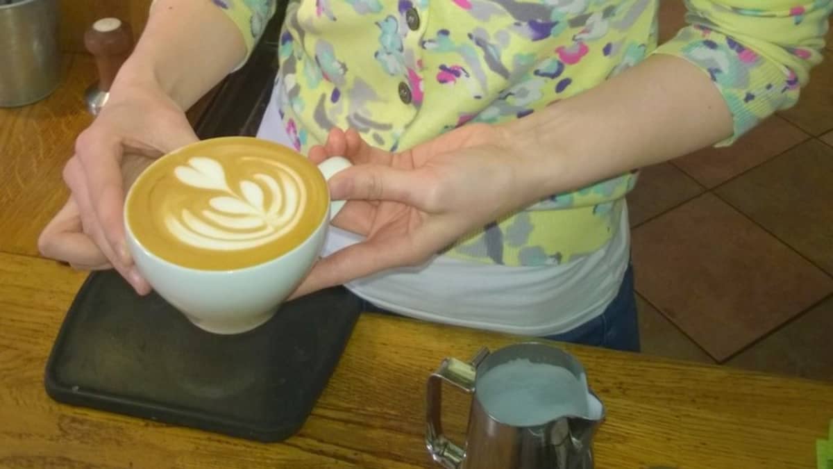 Suomalainen kahvikulttuuri muuttuu – pienet paahtimot näyttävät tietä | Yle  Uutiset