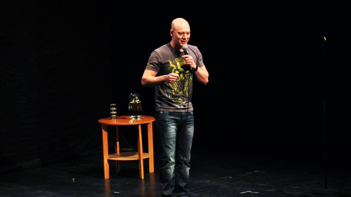 Stand up -koomikko Riku Sottinen esiintyy.