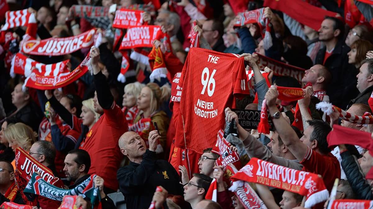 Ihmisiä Hillsborough'n katsomo-onnettomuuden muistotilaisuudessa Liverpoolin kotistadionilla.