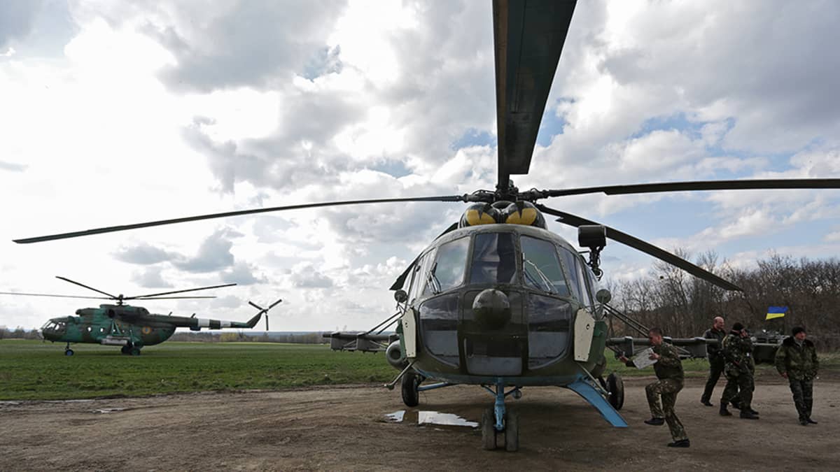 Ukrainalaissotilaita kuljetushelikopterin vierellä Izjumin kaupungin ulkopuolella lähellä Harkovaa.