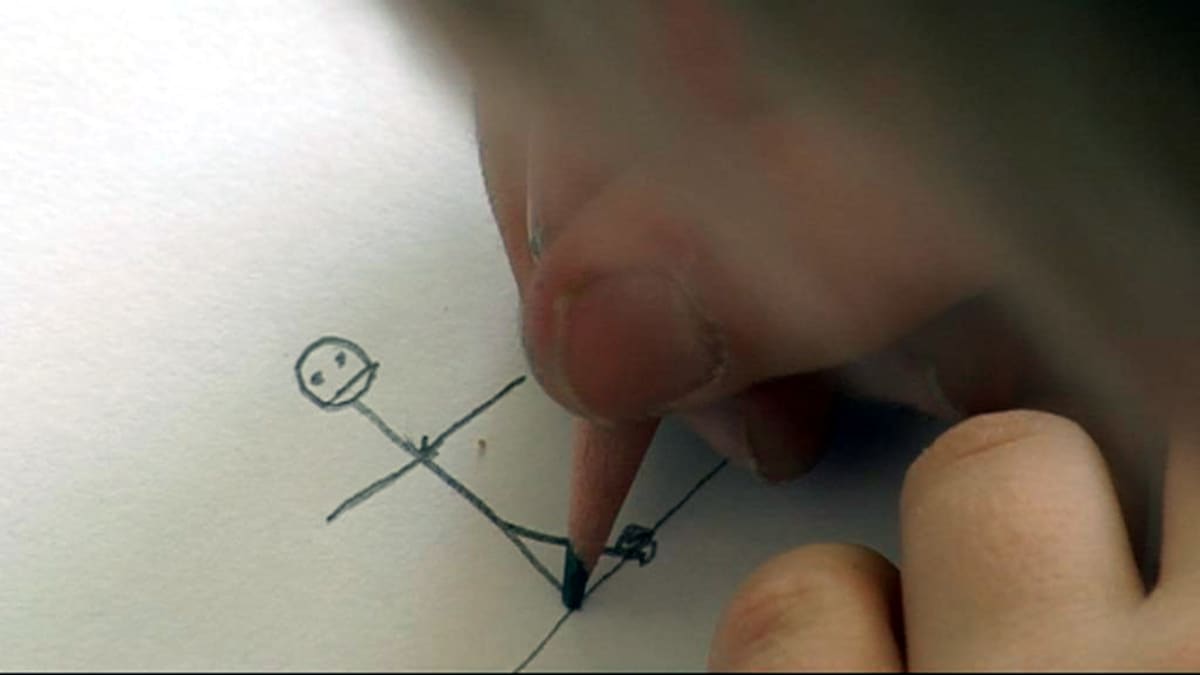 Lapsi piirtää tikku-ukkoa.