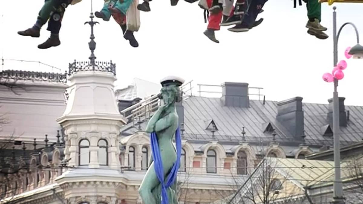 Havis Amanda-patsas lakitetaan Helsoingissä.
