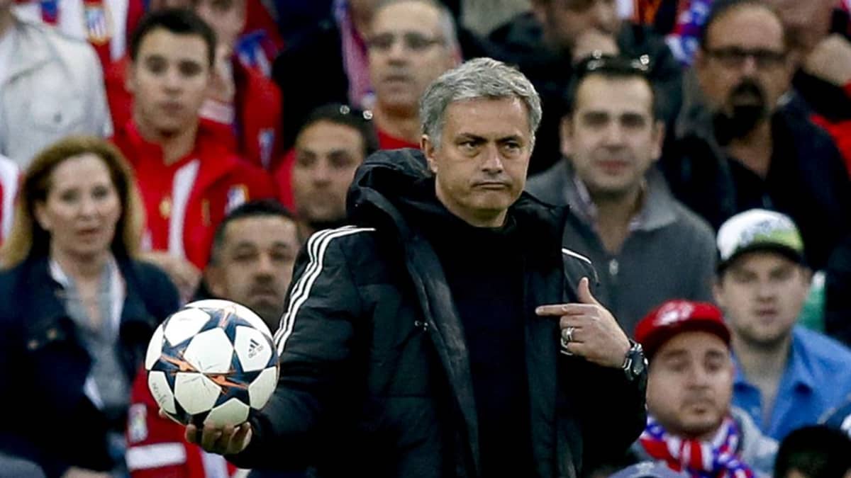 Chelsean manageri José Mourinho pitää palloa kädessään kentän laidalla.