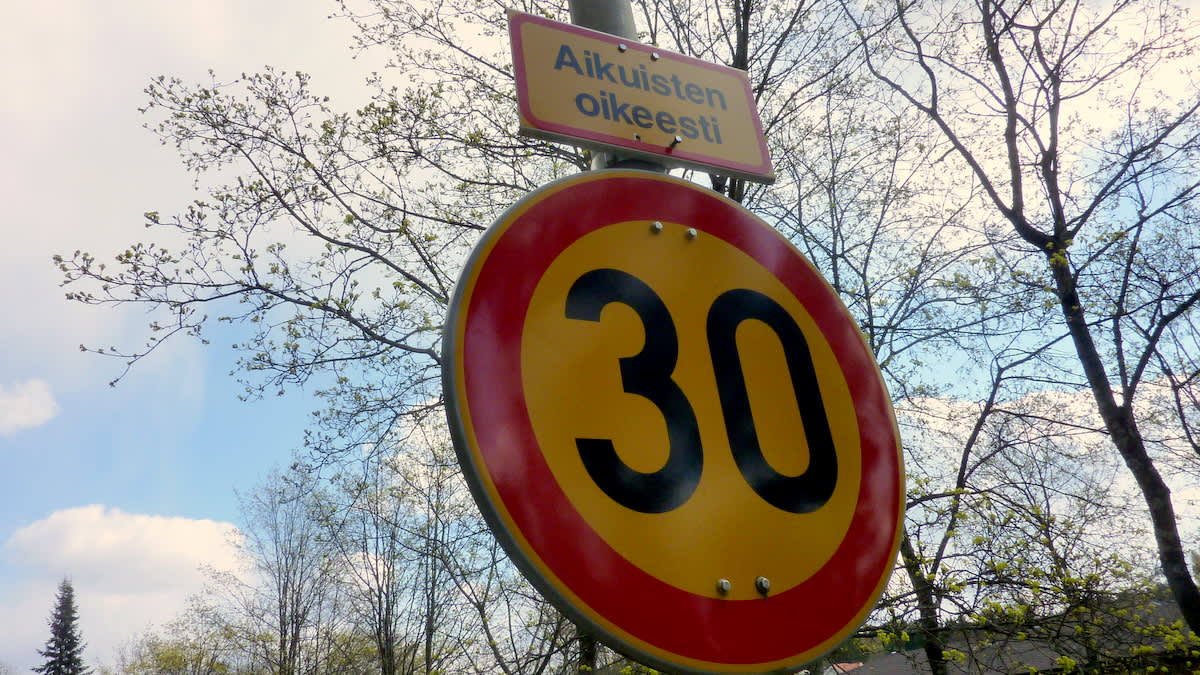 Omin käsin tehdyt liikennemerkit hämmentävät – Poliisi: yleensä kehoitamme  poistamaan ne | Yle Uutiset
