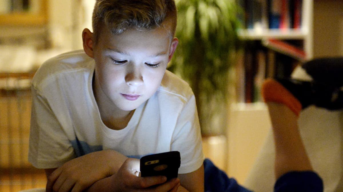 Lapset käyttävät mediaa yhä enemmän mobiililaitteilla.