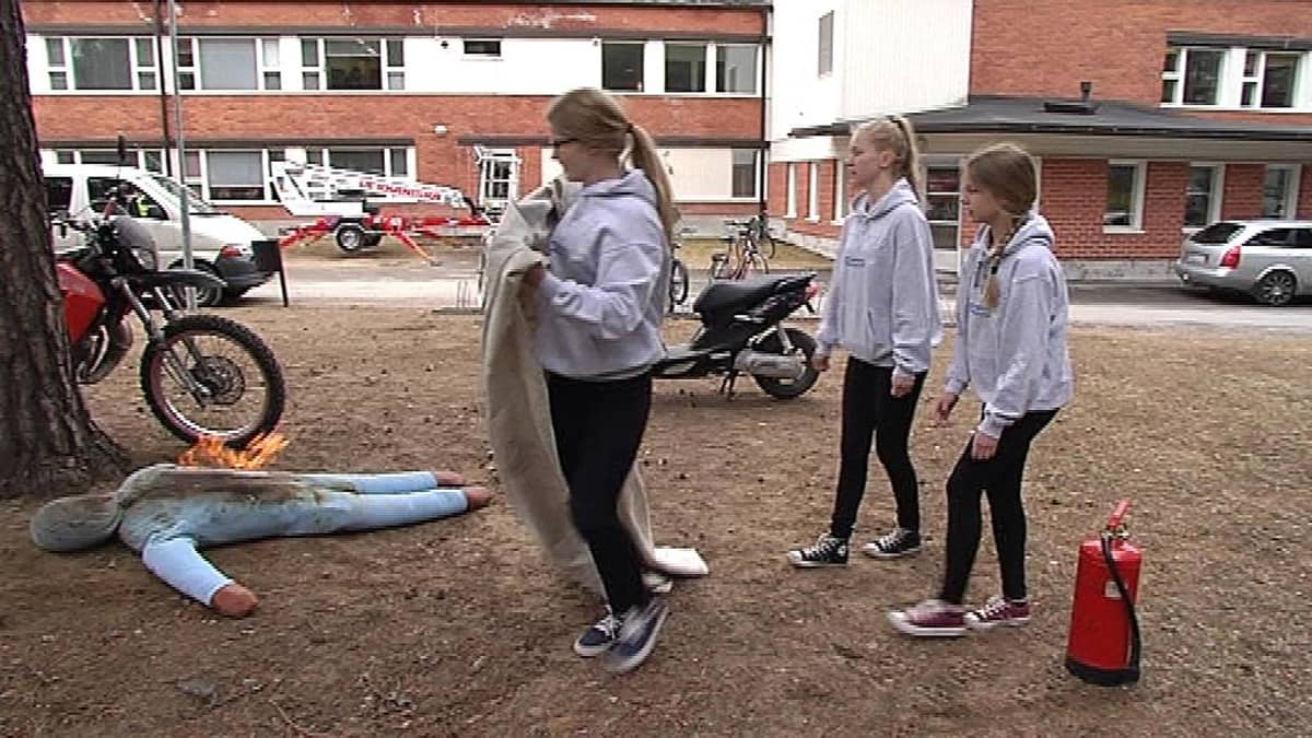 Muurolan koulun Nou Hätä! -mestarit Eveliina Impiö, Priita Heikkilä ja Jenna Körkkö. 
