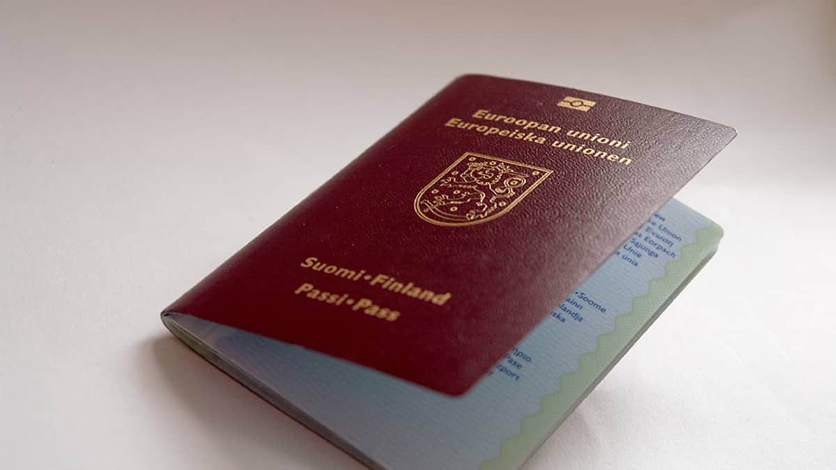 Suomen passi pöydällä.