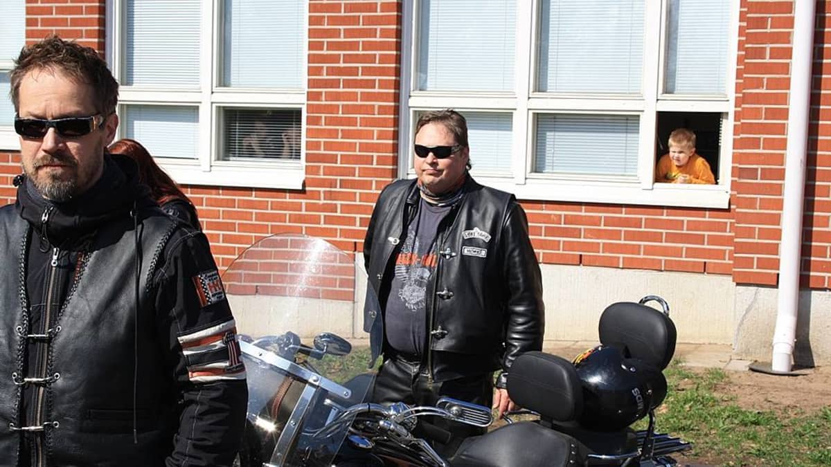 Moottoripyöräilijät Pöllökankaan koulun pihalla.