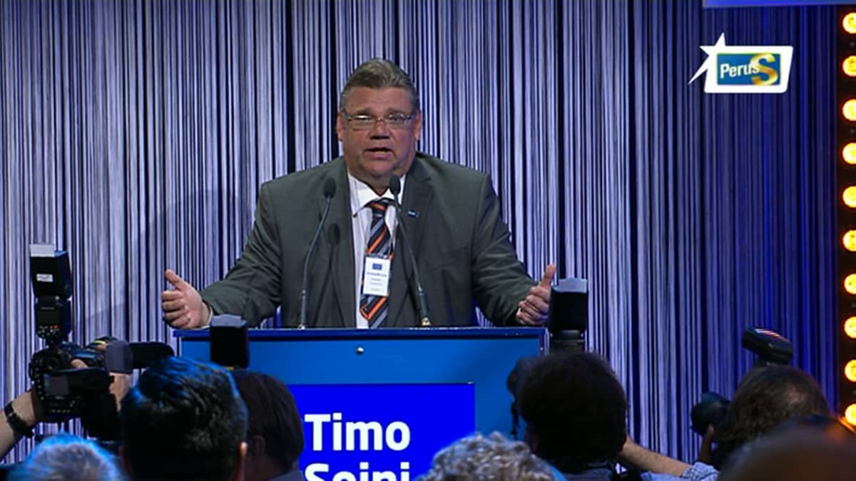 Timo Soini puhumassa puolueensa vaalivalvojaisissa Helsingissä.