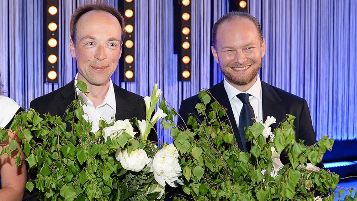 Perussuomalaisten eurovaaliehdokkaat Jussi Halla-aho ja Sampo Terho puolueen europarlamenttivaalien vaalivalvojaisissa.