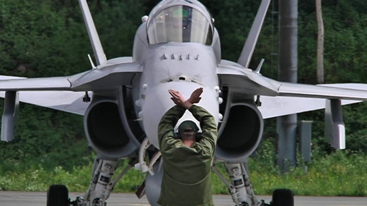 F-18 Hornet hävittäjä saapuu Rissalan tukikohtaan