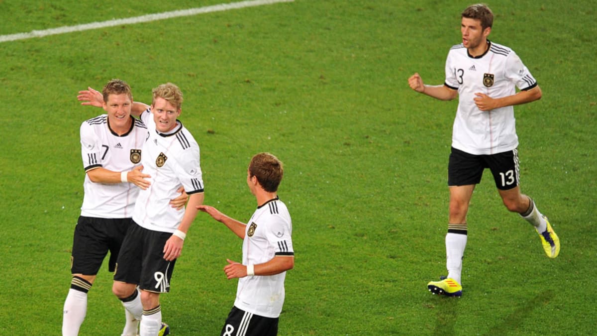 Saksan Bastian Schweinsteiger Andre Schürrle, Mario Götze ja Thomas Müller juhlivat.