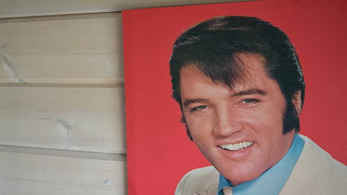 Elvis tallennettuna kankaiselle taululle.