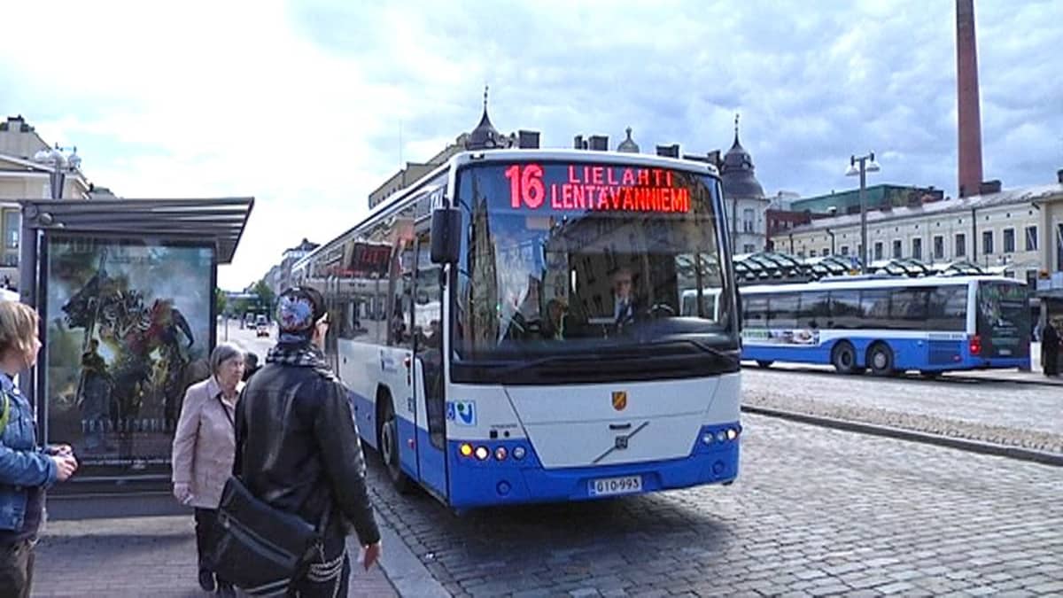 Bussi saapumassa pysäkille Keskustorilla.