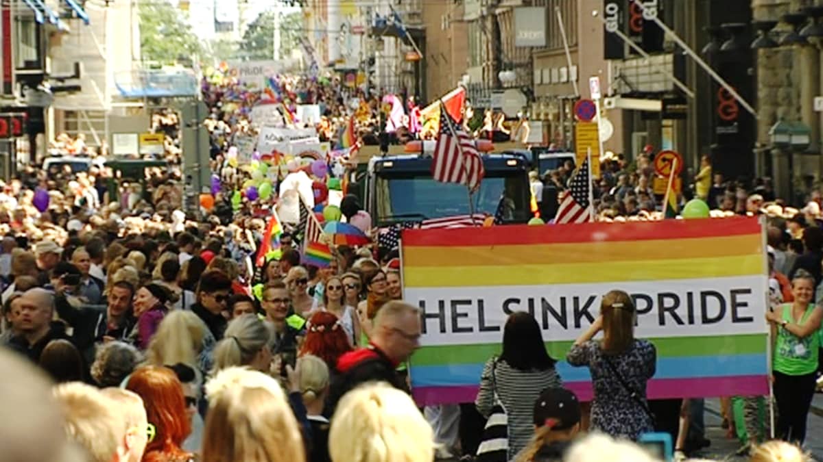 Ihmiset marssivat tasa-arvoisuuden puolesta Helsinki Pride 2014 -tapahtumassa 28. kesäkuuta 2014. 
