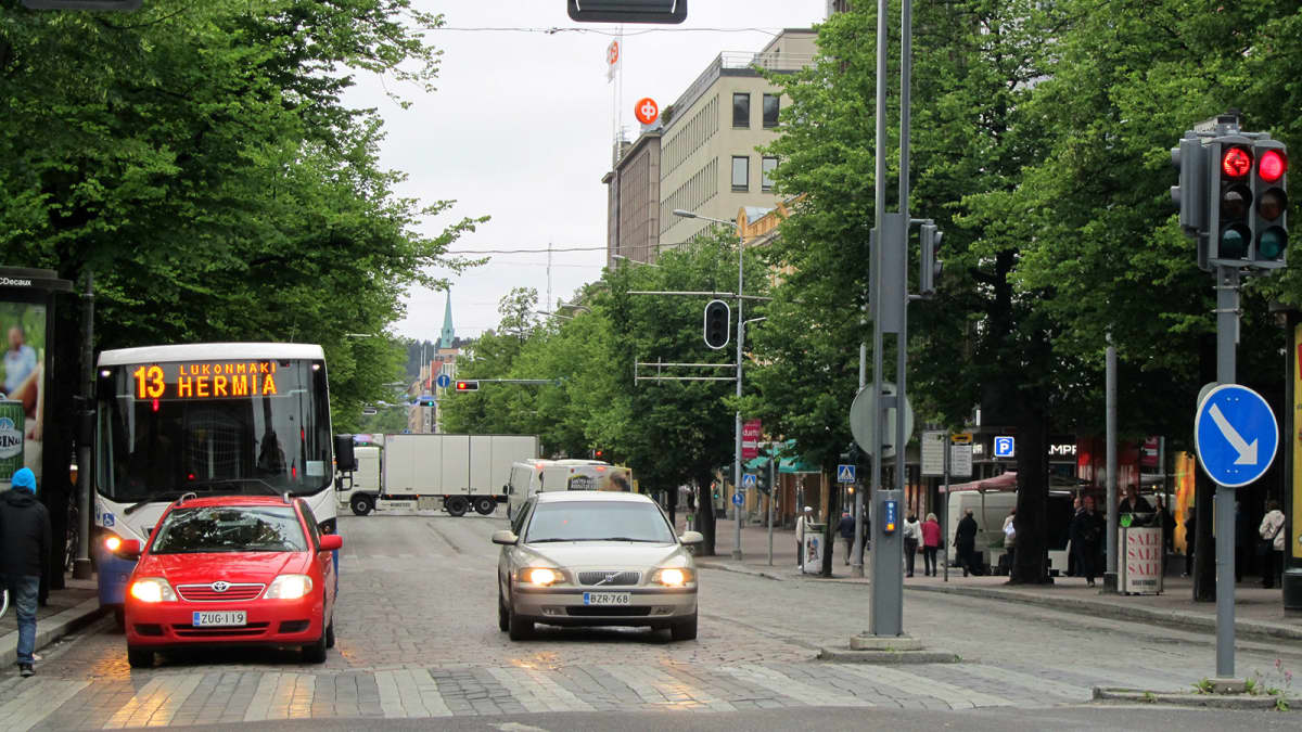 Tampereen Hämeenkadun itäpää suljettiin yksityisliikenteeltä – lisää ruuhkia  Satakunnankadulle ja Vuolteenkadulle