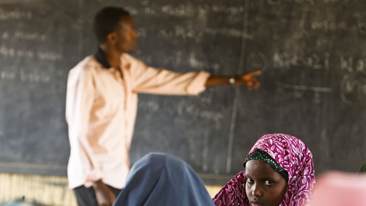 Somali-tyttö osallistui opetukseen Dagahaleyn pakolaisleirillä Keniassa vuonna 2011.