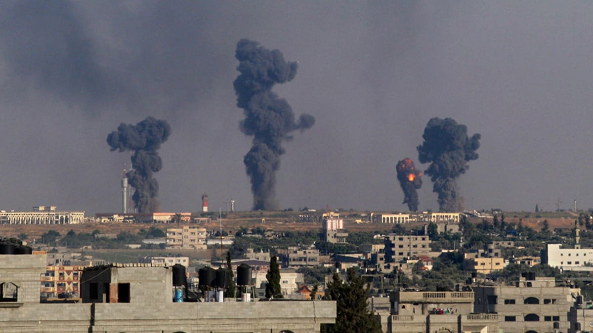 Savupilvet nousevat Israelin Gazassa sijaitsevan Rafahin lentokentälle tehdyn ilmaiskun seurauksena 7. heinäkuuta 2014. 