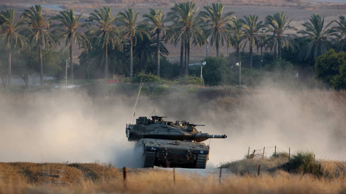 Israelin armeijan Merkava-panssarivaunu liikkumassa pitkin Gazan kaistan ja Israelin rajaa.