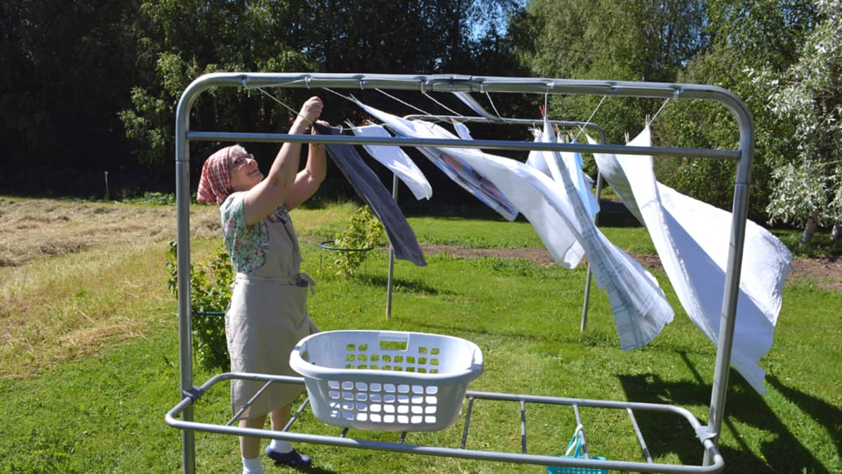Solja Holappa ripustaa pyykkejä kuivumaan