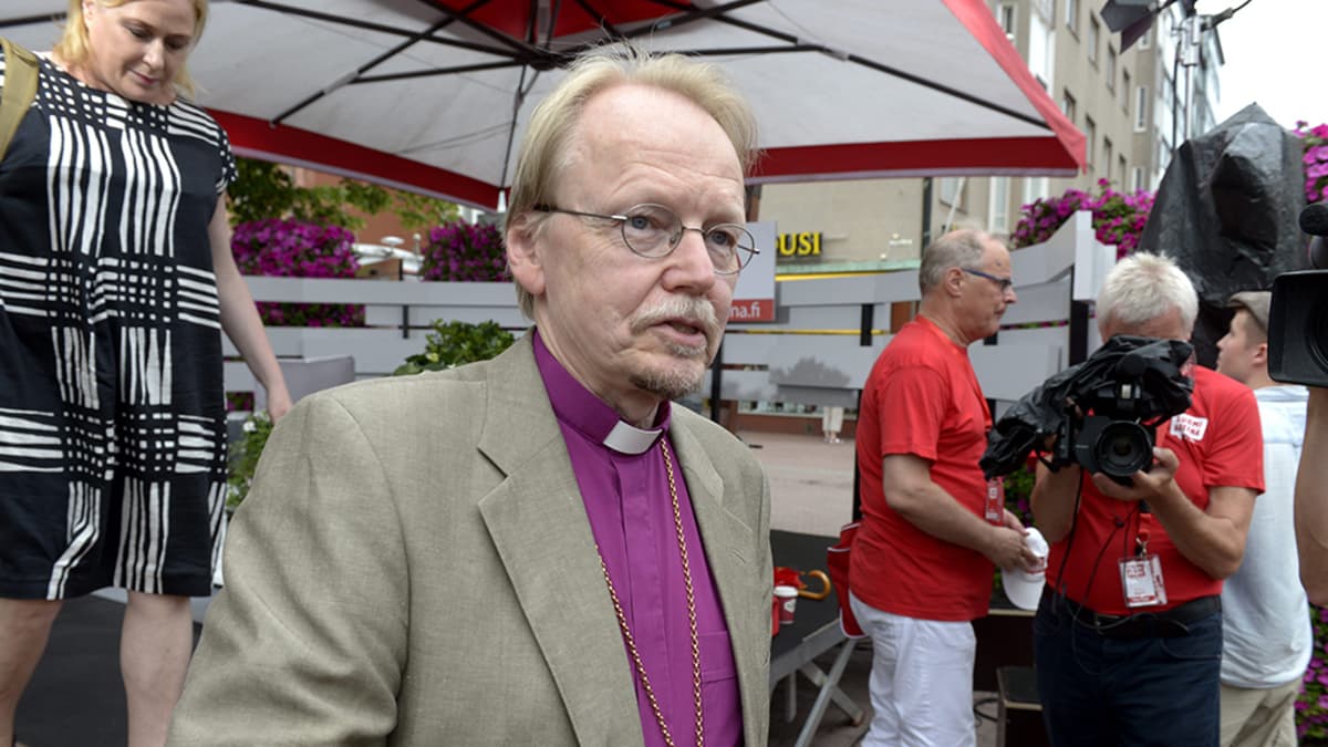 Arkkipiispa Kari Mäkinen SuomiAreenalla Porissa Eetunaukiolla 14. heinäkuuta 2014. Mäkinen pyysi anteeksi homojen kohtelua Porin SuomiAreenalla maanantaina pitämässään puheessa. 