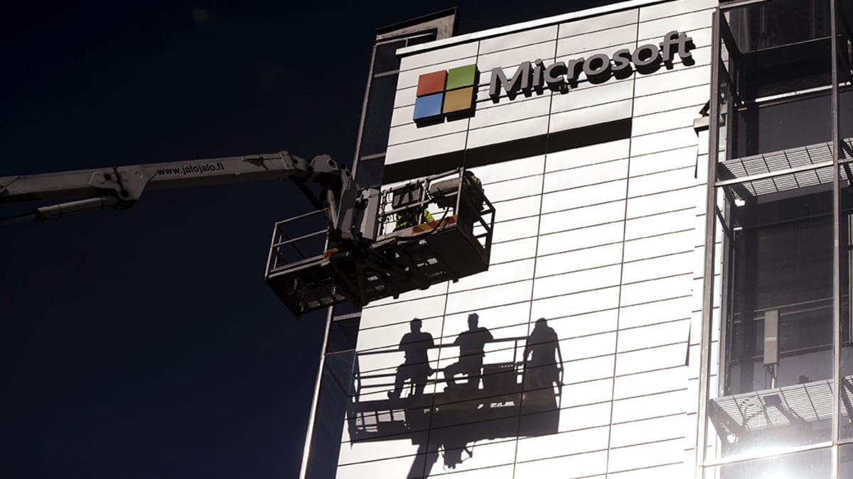 Työmiehet asensivat Microsoftin valomainoksen Nokian vanhan pääkonttorin seinään Espoon Keilaniemessä lauantaina 26. huhtikuuta 2014.