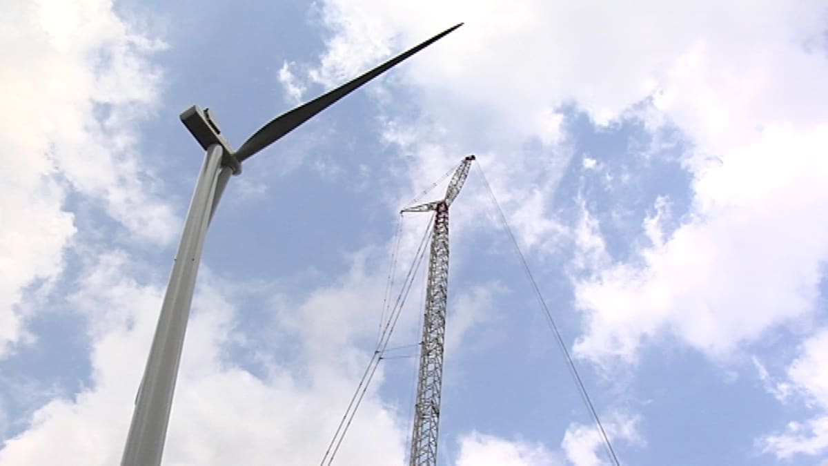 Ensimmäinen tuulivoimala on pystyssä Luhangassa | Yle Uutiset