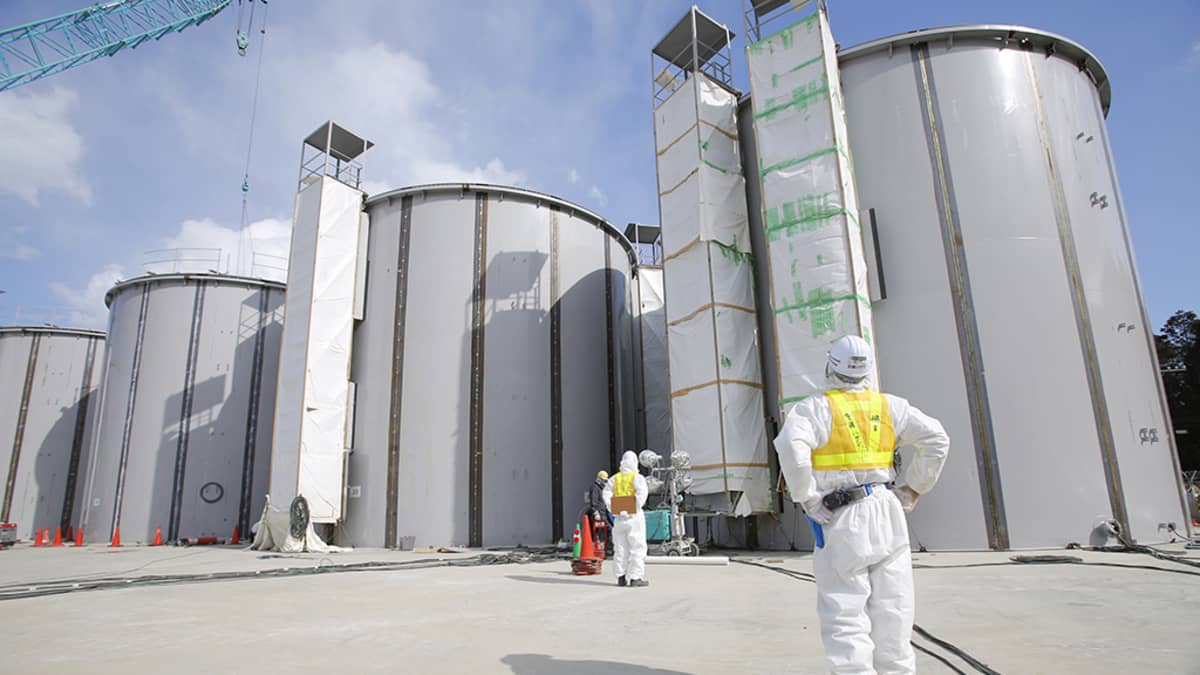 Ydinvoimalan työntekijät hitsasivat vesitankkeja Fukushiman voimalassa maaliskuussa 2014.