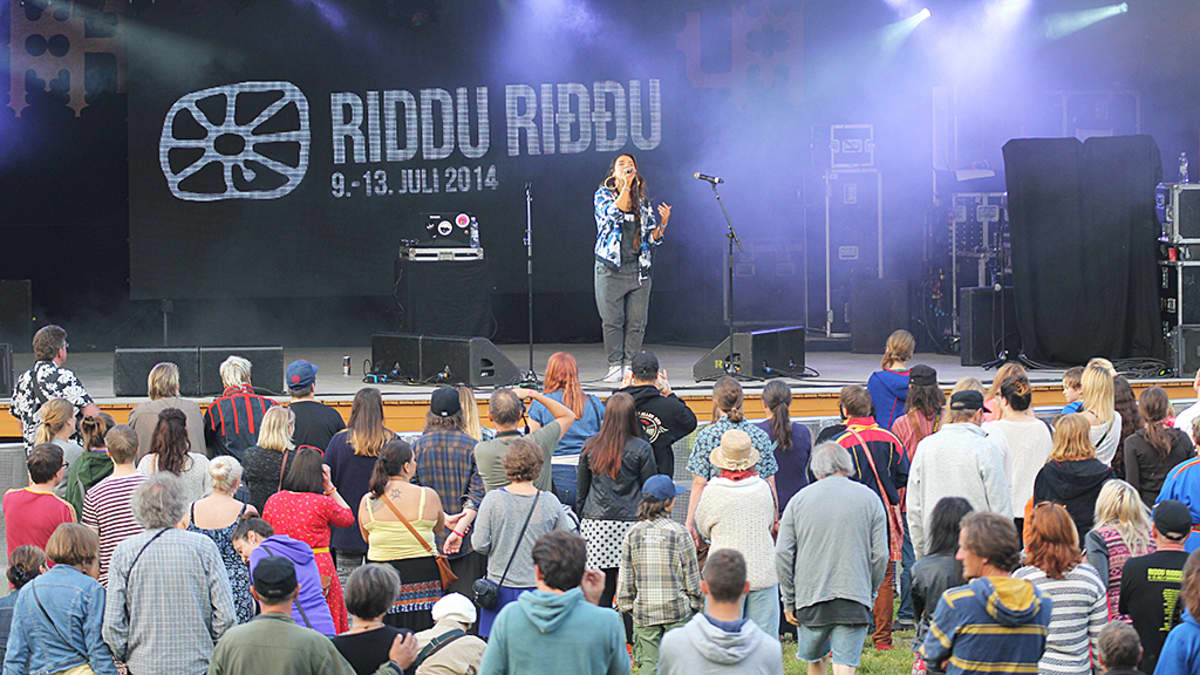 Maxida Märak esiintymässä Riddu Riđđu -festivaaleilla Tromssan läänin Kaivuonon Olmavankassa