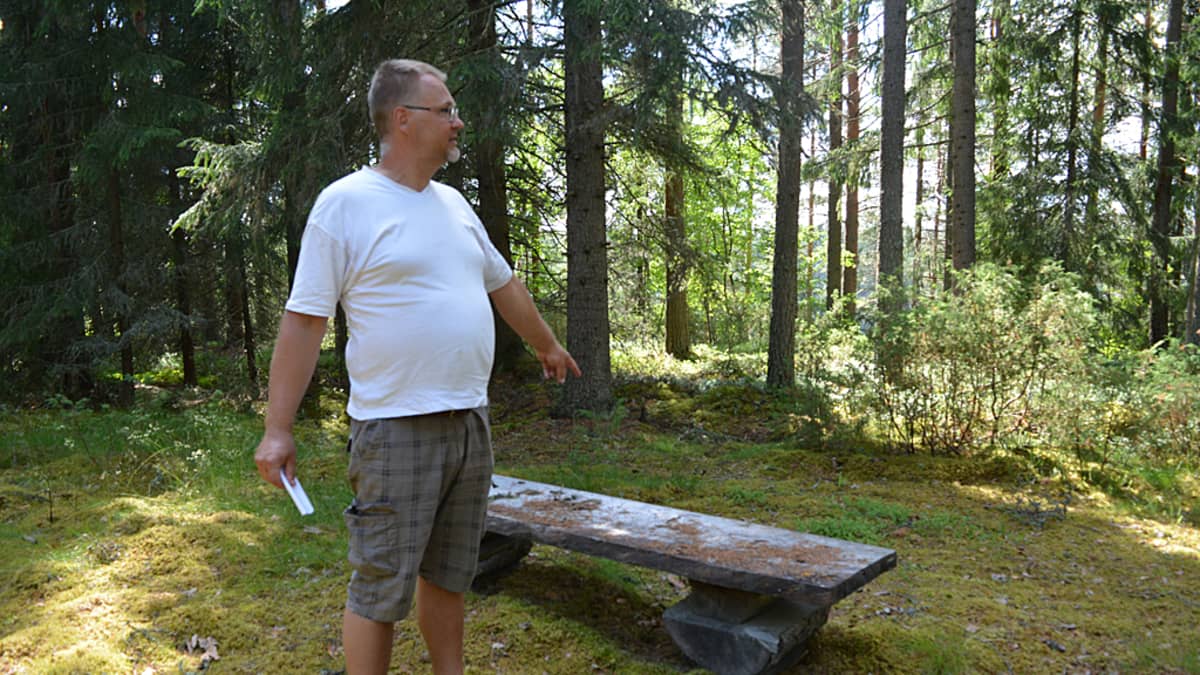 Heikki Pesämaa esittelee metsästä löydettyä shamaaniympyrää.