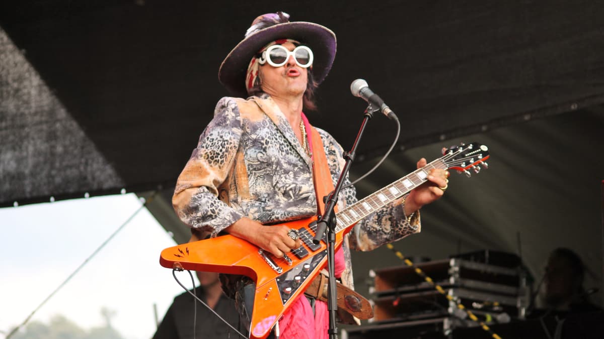 Andy McCoy soittaa kitaraa