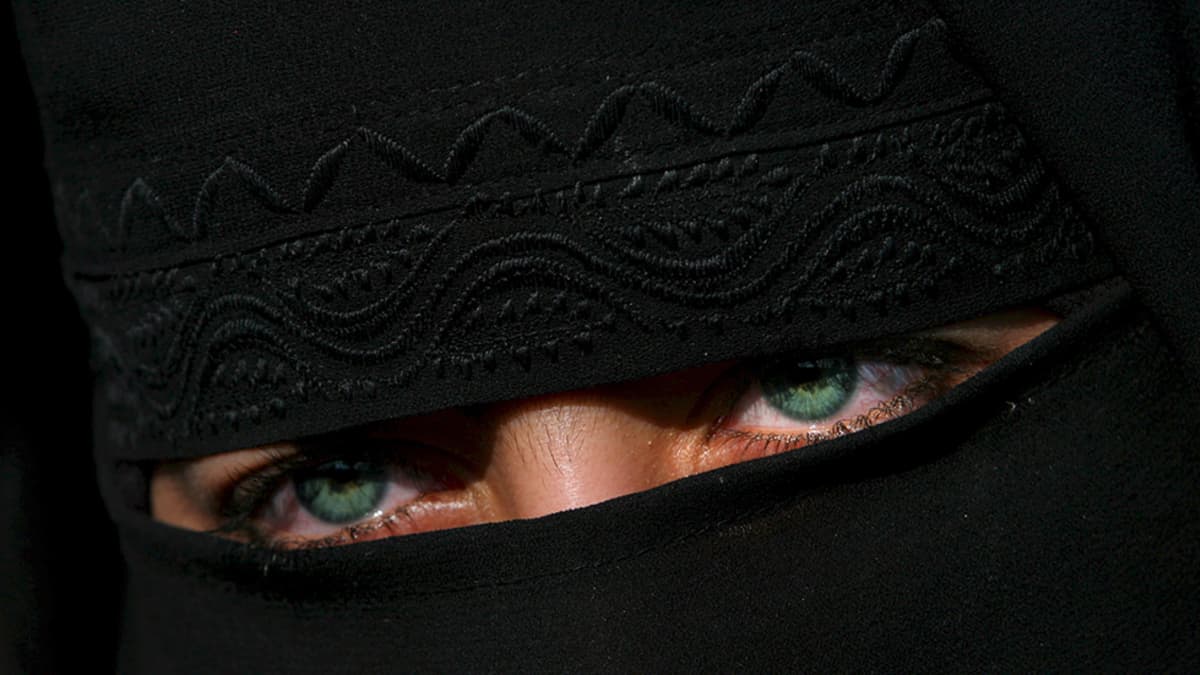 Niqabissa on aukko silmille.