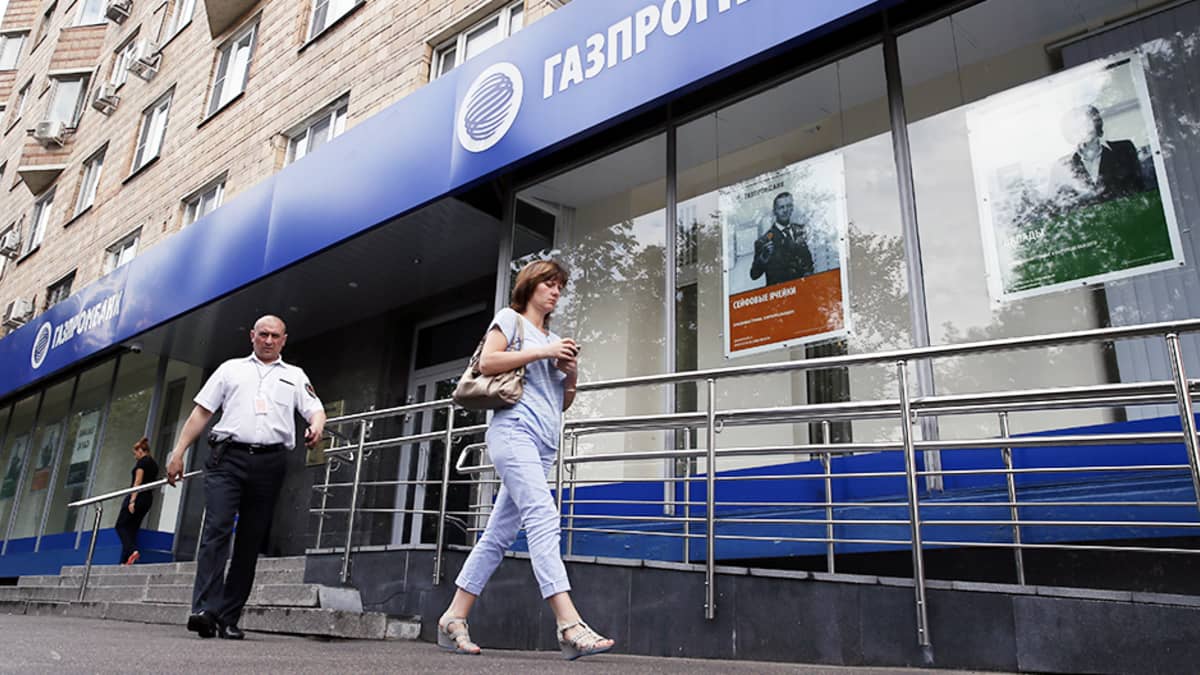 Yhdysvallat on asettanut pakotteita mm. Gazprombankia vastaan. Kuvassa pankin konttori Moskovassa heinäkuussa 2014.