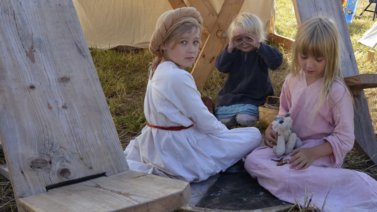 Lapsia leikkimässä Keskiaikatapahtumassa.