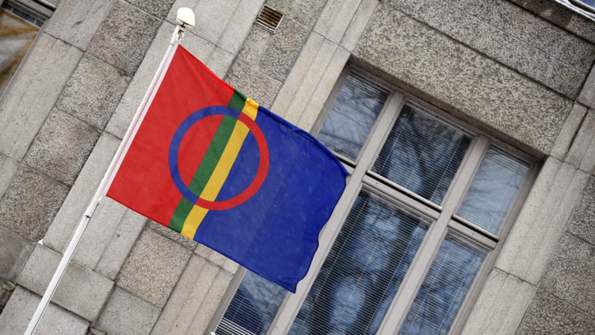 Saamelaisten kansallispäivän kunniaksi lippu liehui salossa Helsingin Narinkkatorilla 6. helmikuuta 2013.