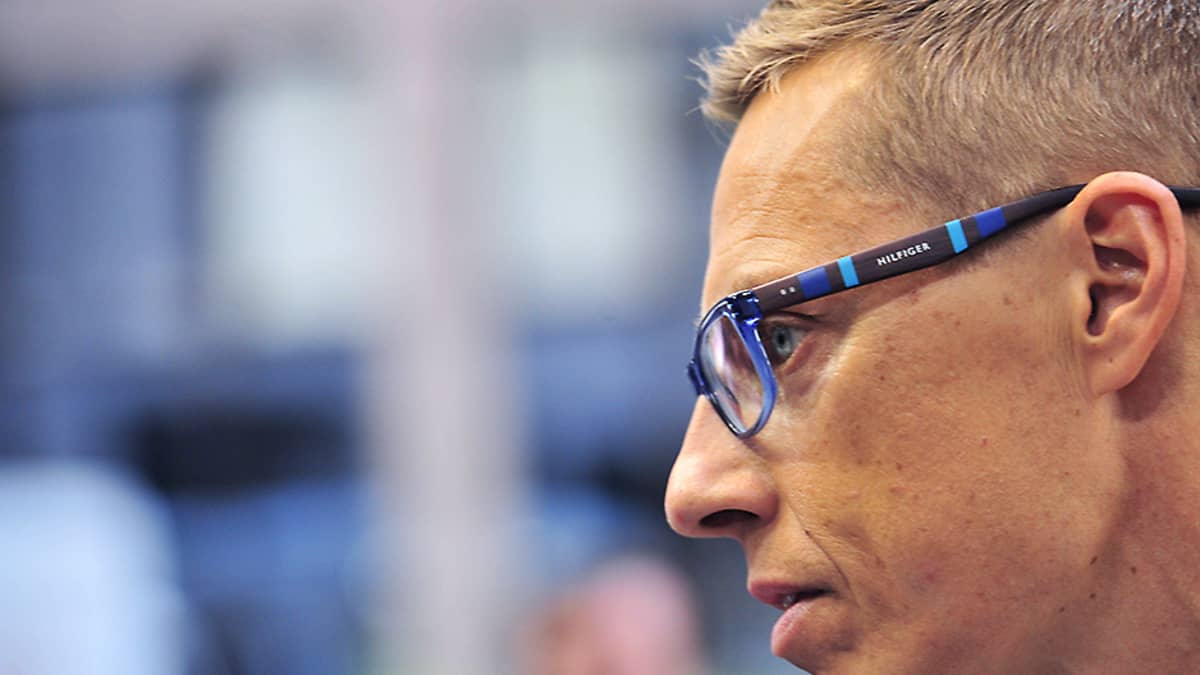 Alexander Stubb kuvattuna sivuprofiilista ennen EU-kokouksen alkua 16. heinäkuuta.