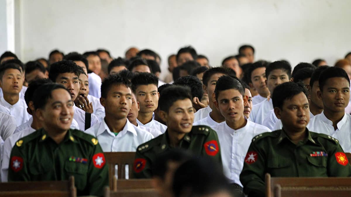 Myanmarin armeija vapautti lapsisotilaita myös tammikuussa 2014. Valkopaitaiset pojat luovutettiin vanhemmilleen tai huoltajilleen.