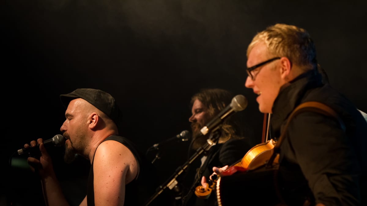 Kuvassa pirulainen -yhtye esiintymässä Lapuan vanhana Paukun festivaalille 2014. 