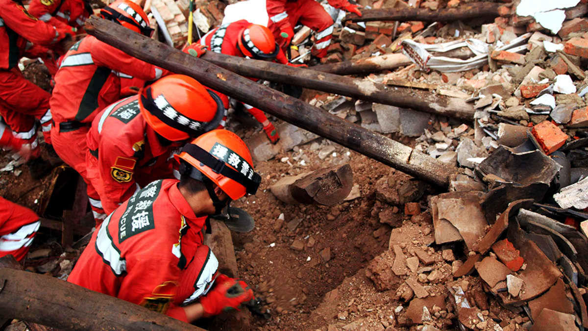 Pelastajat etsivät eloonjääneitä maanjäristyksen jäljiltä Yunnanin maakunnassa.