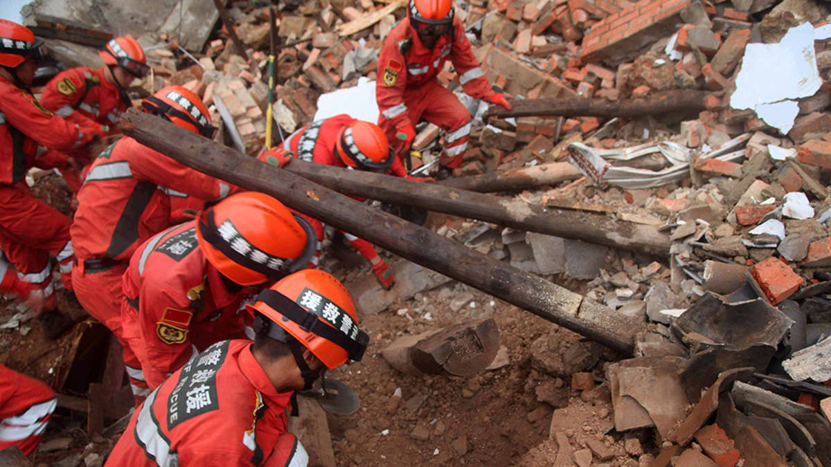 Pelastustyöntekijät etsivät eloonjääneitä sunnuntain maanjäristyksen jäljiltä Yunnanin maakunnassa 4. elokuuta.