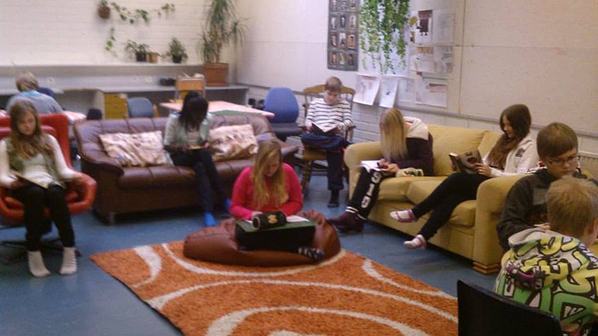 Oppilaat lukevat kirjoja sohvilla.