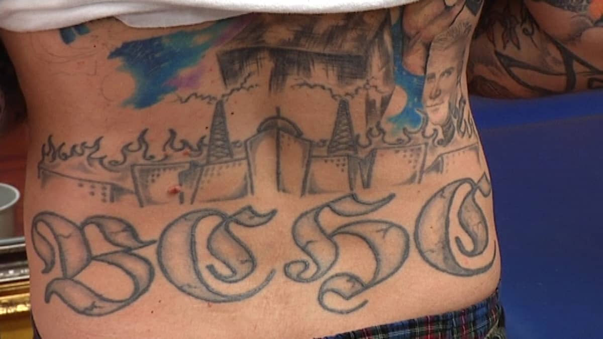 Lahti-aiheinen tatuointi miehen selässä.