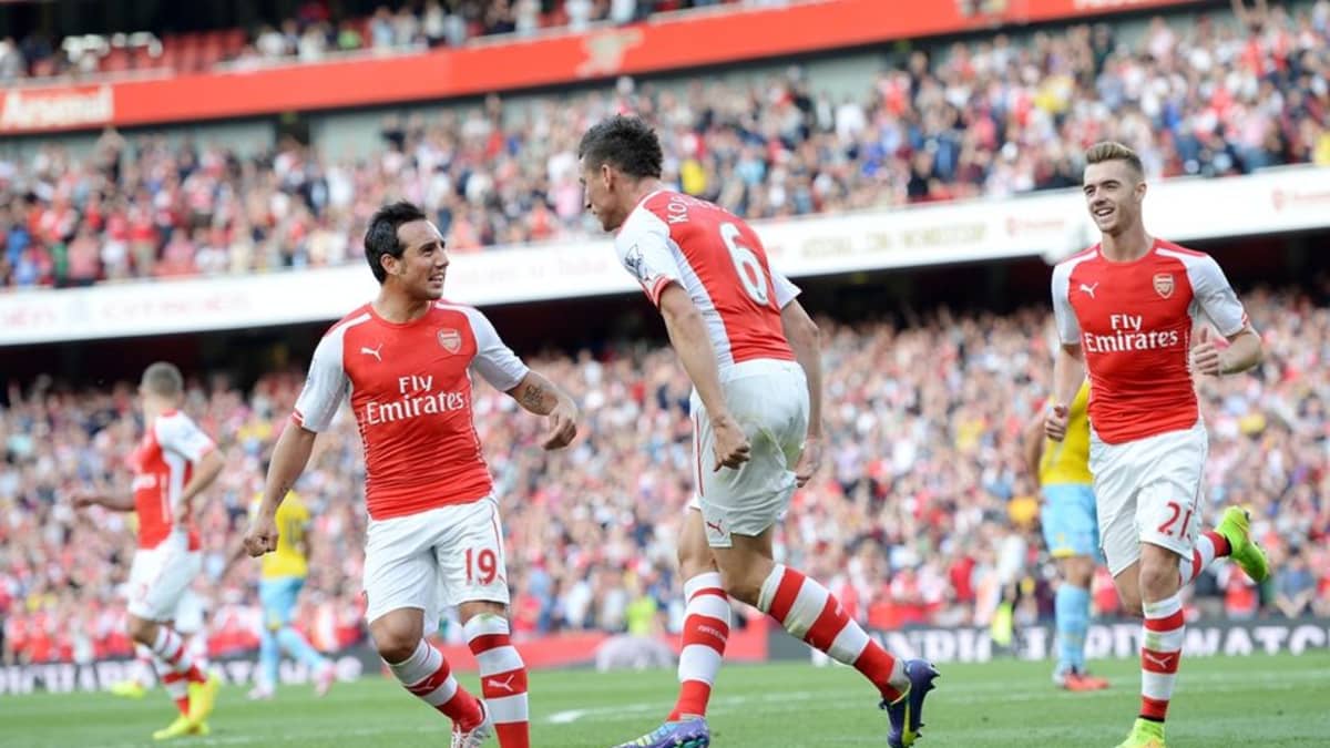 Arsenalin Santi Cazorla (vas.) ja Laurent Koscielny (oik.) juhlivat maalia.