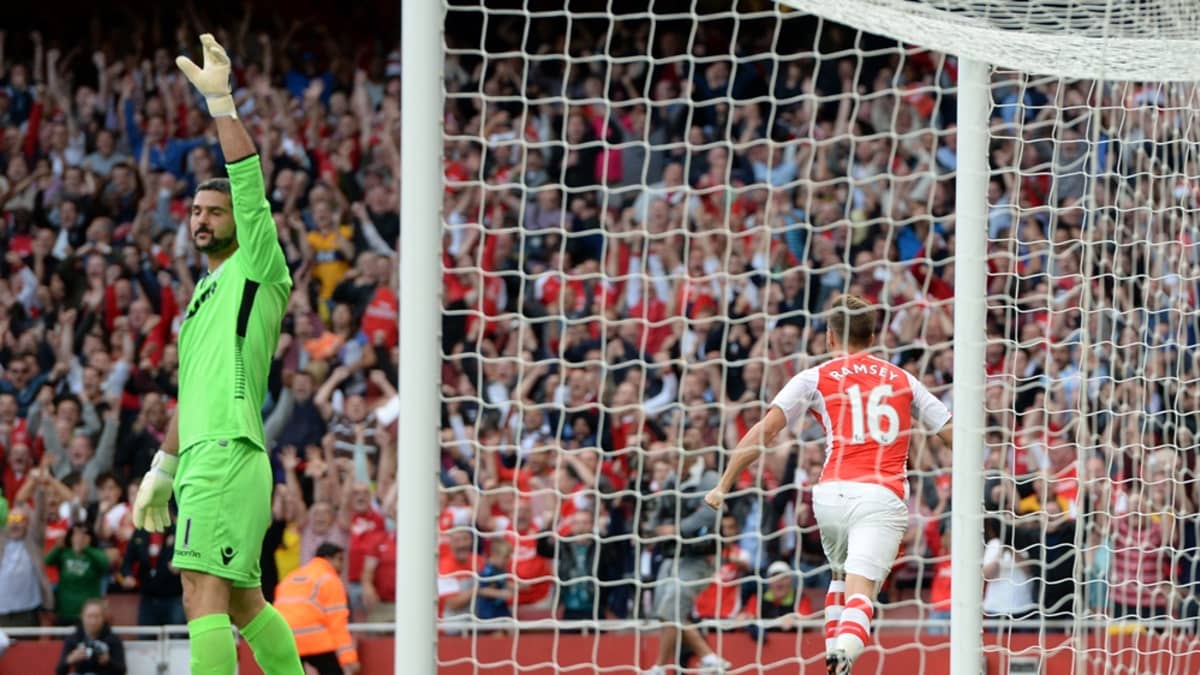 Crystal Palacen maalivahti Julian Speróni viittilöi paitsiota Arsenalin tehtyä maalin.