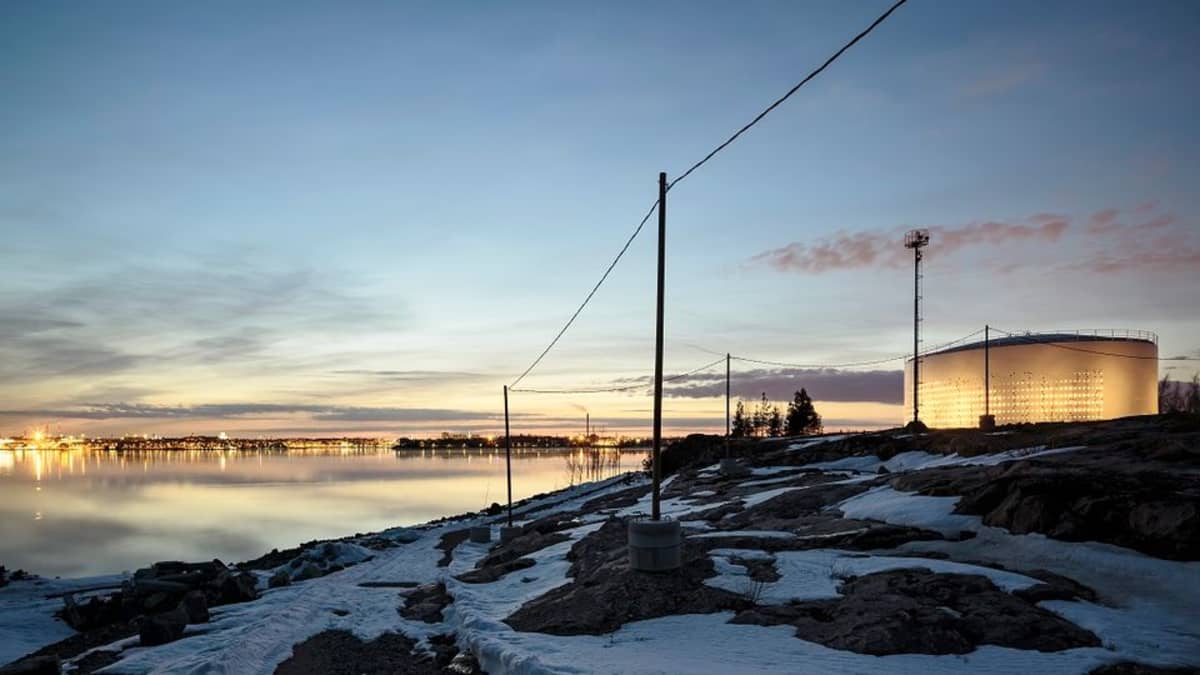 Säiliö 468 loistaa nyt liki 1.300 ledin valaisemana Helsingin Kauppatorin vastarannalla.