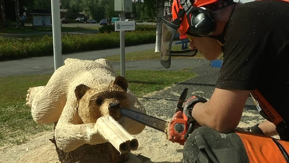 Moottorisahalla tehty puinen karhu.